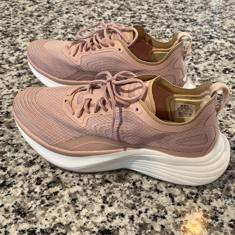 APL Women’s Streamline in Rose Dust/Champagne/White
